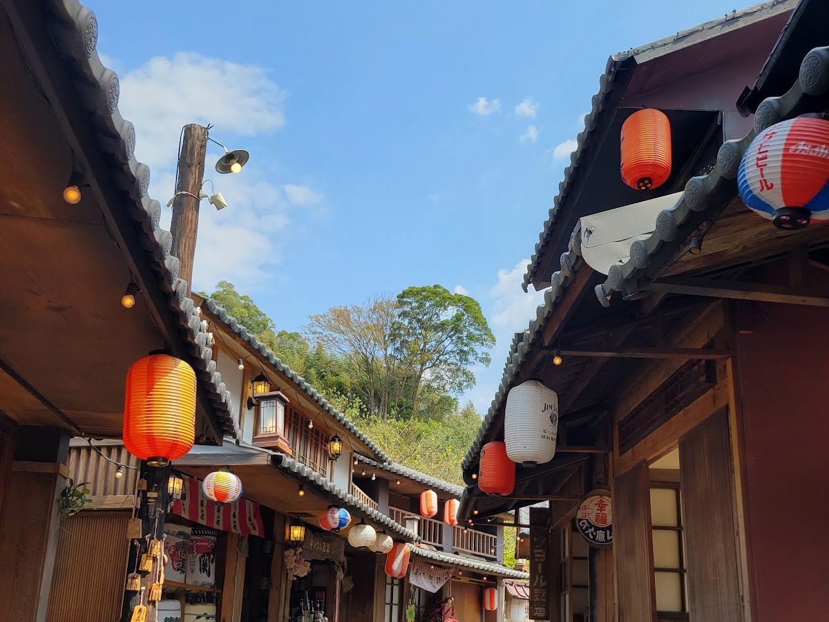 格林奇幻森林日式商店街，傳統木造建築與紅白燈籠高掛，充滿京都昭和氛圍