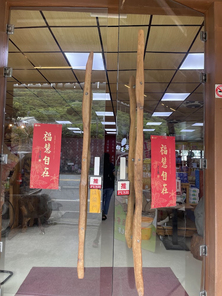 玻璃大門與門把細節