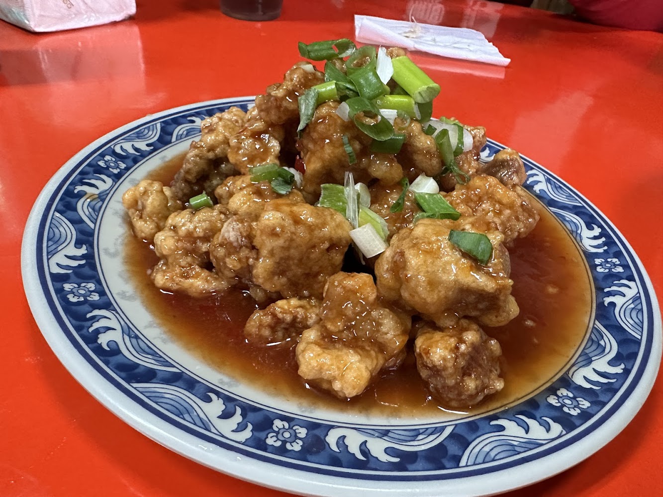 糖醋排骨淋上濃郁醬汁並撒上蔥花