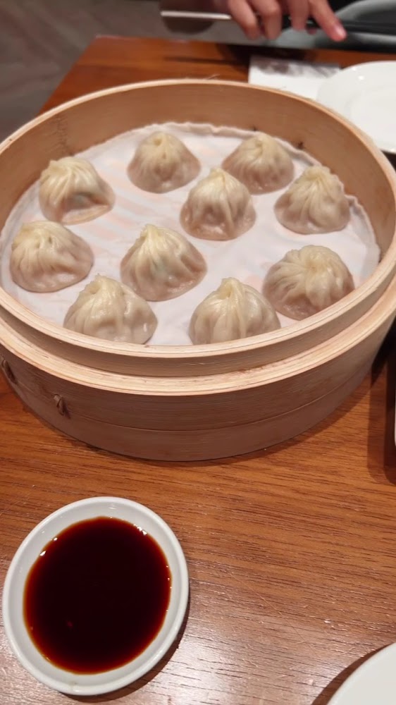 鼎泰豐A13店小籠包蒸籠與桌面