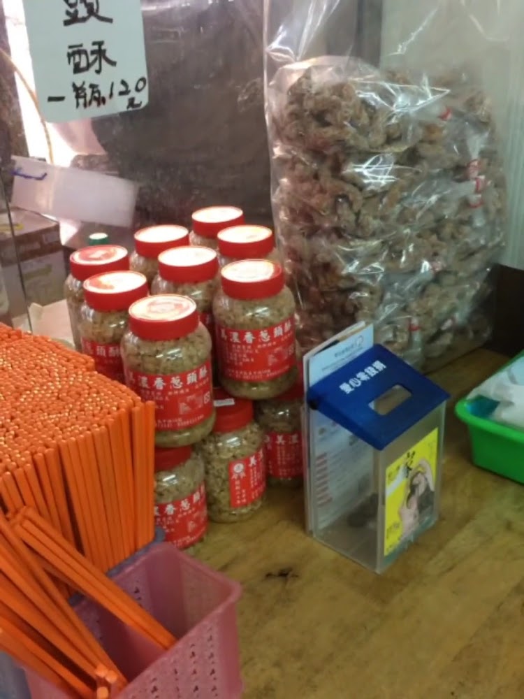 小吃店櫃台與瓶裝醬料包材