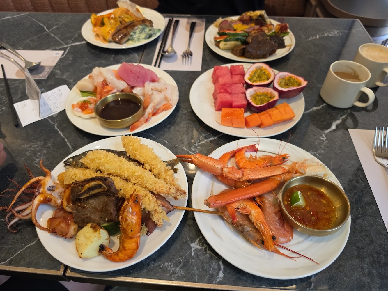 莫內饗宴整桌 buffet 餐點,含海鮮、壽司、肉類、水果與飲品