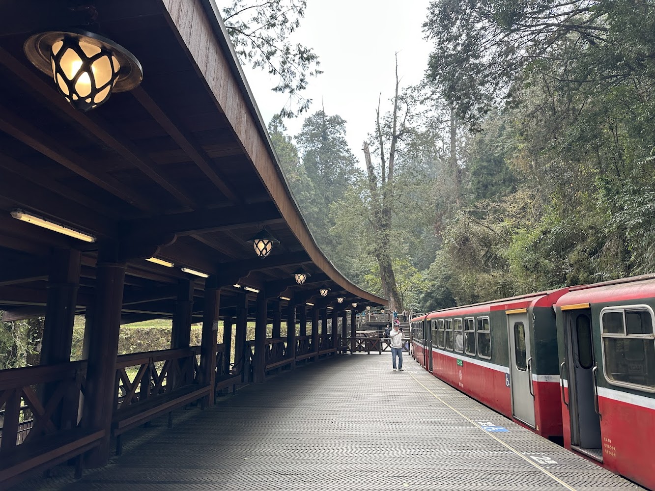 神木車站木造月台與紅色列車