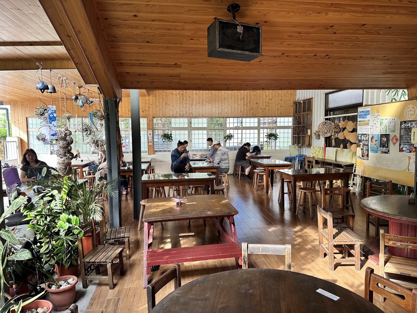 大池豆皮店店內植物與用餐空間