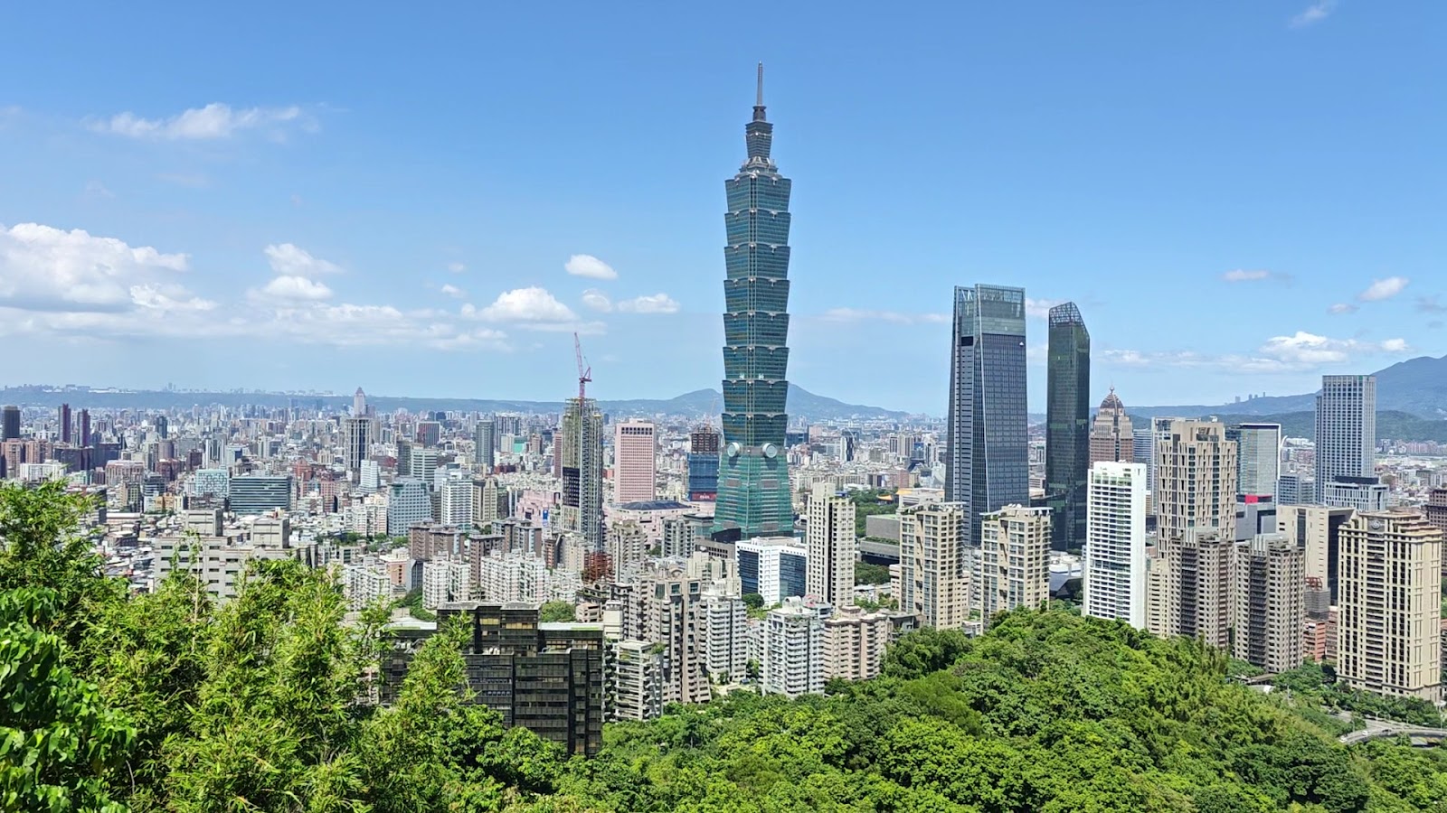 象山步道信義區天際線全景，白雲飄過台北101上空