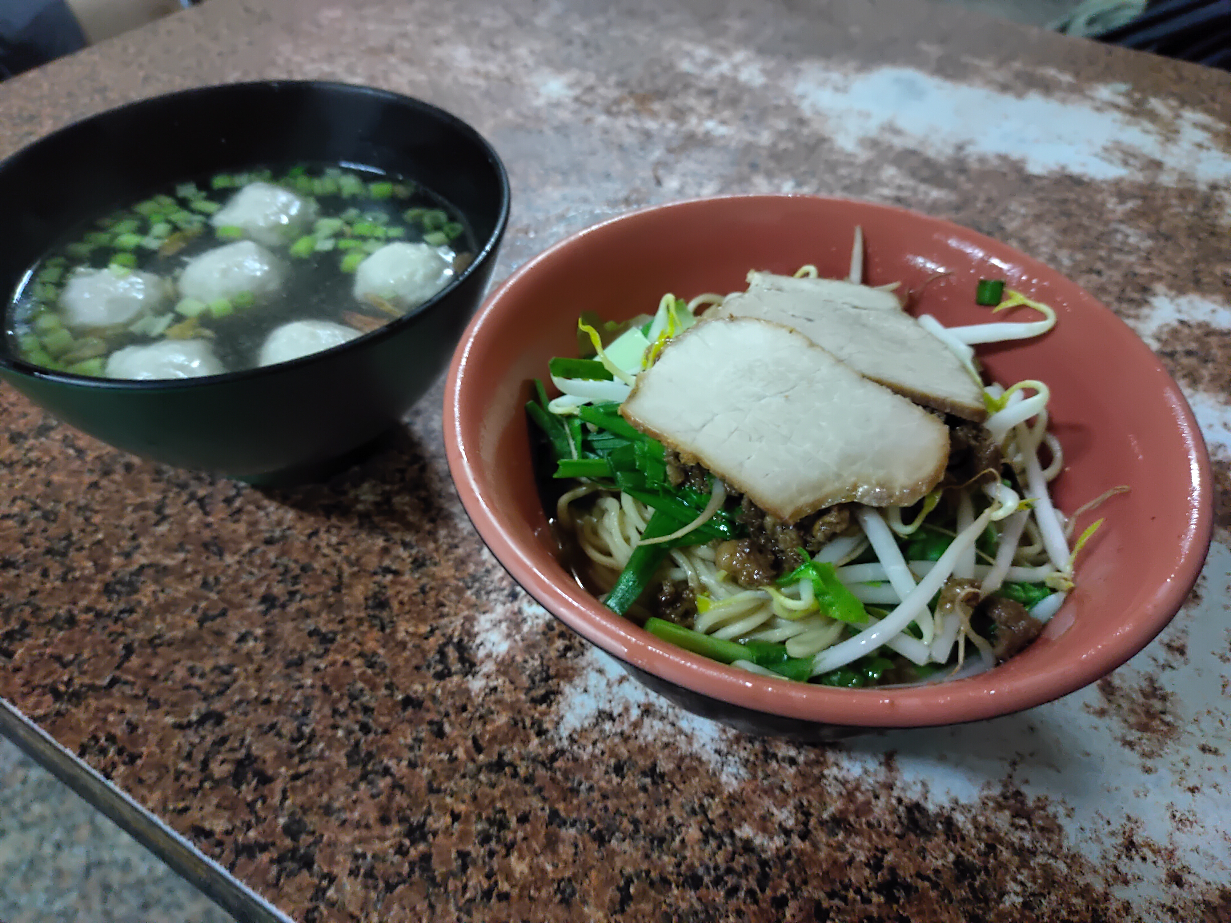 乾麵搭配丸子清湯