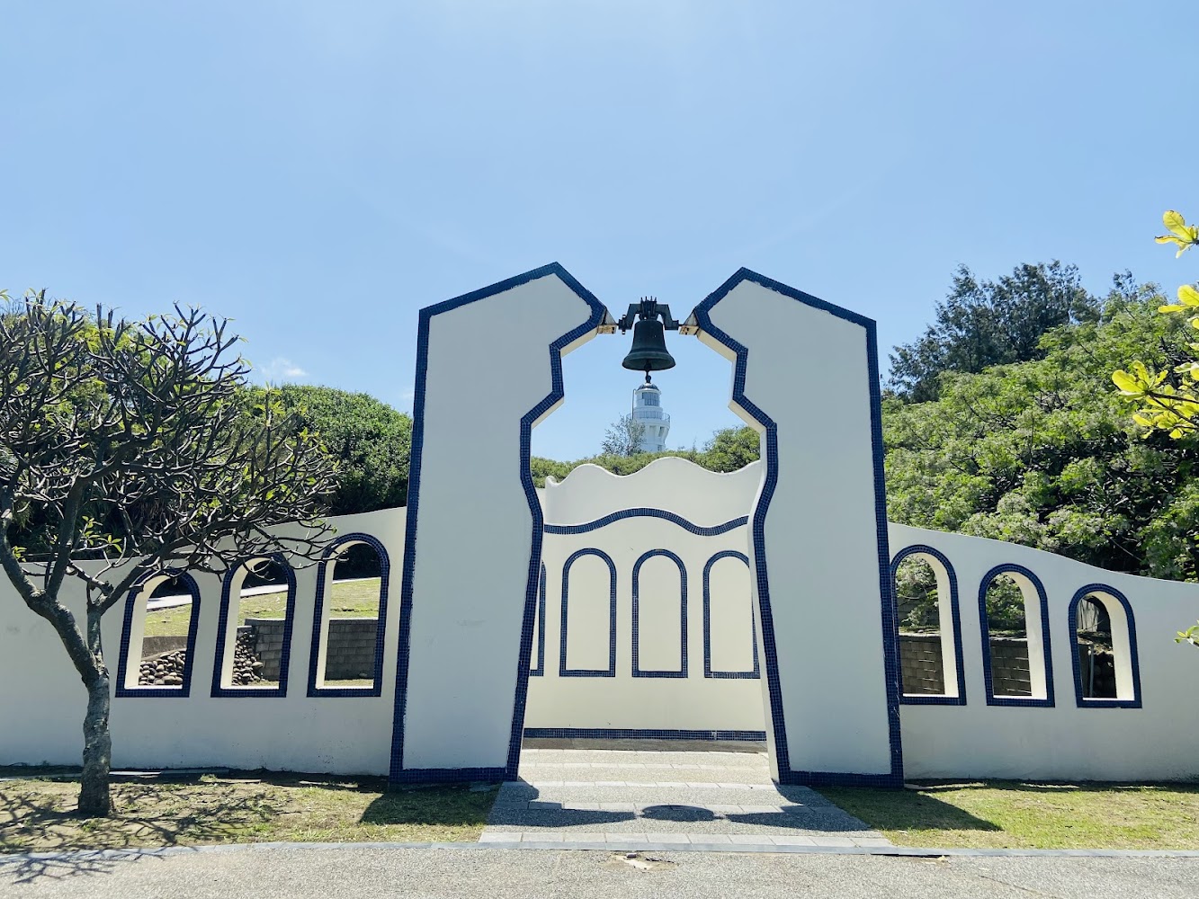 白沙岬燈塔園區拱牆與鐘景觀