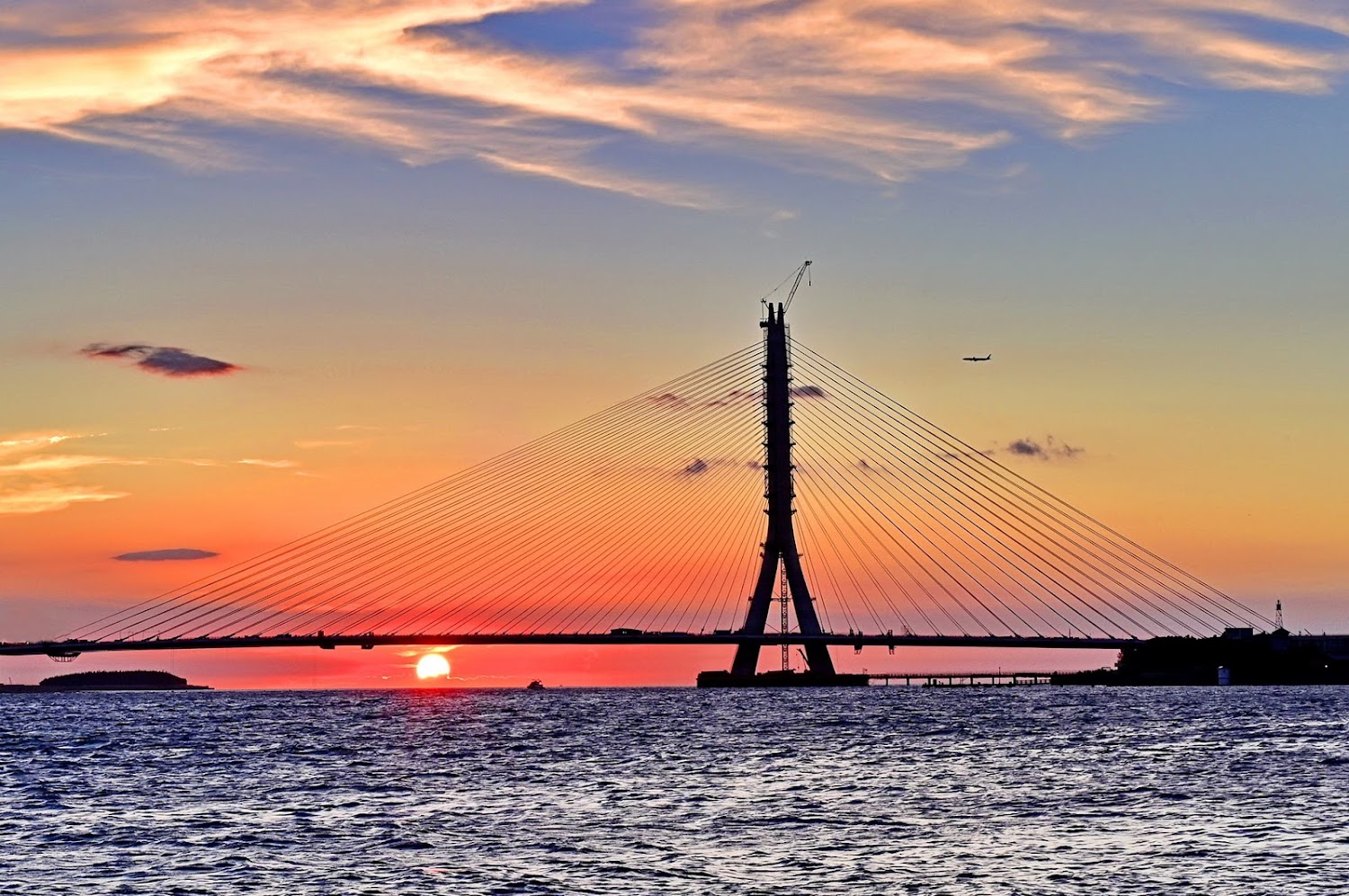滬尾漁港夕陽與淡江大橋