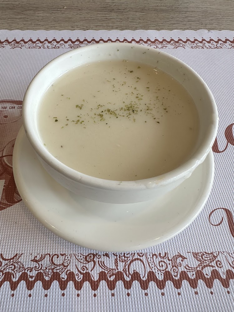 奶白色濃湯灑上香草碎末