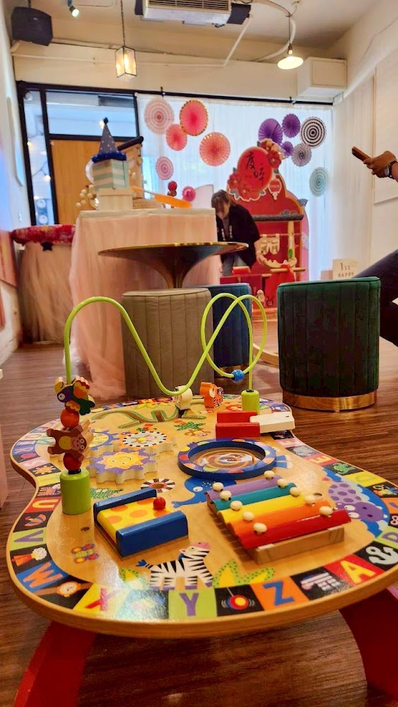 兒童益智遊戲桌與樂器玩具區