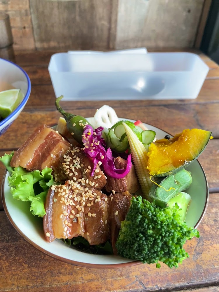 配有滷肉與多樣彩色蔬菜的蓋飯