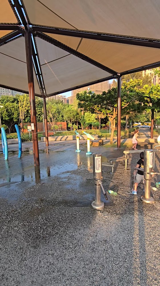 梧棲漁寮公園戶外兒童戲水區與遮陽棚
