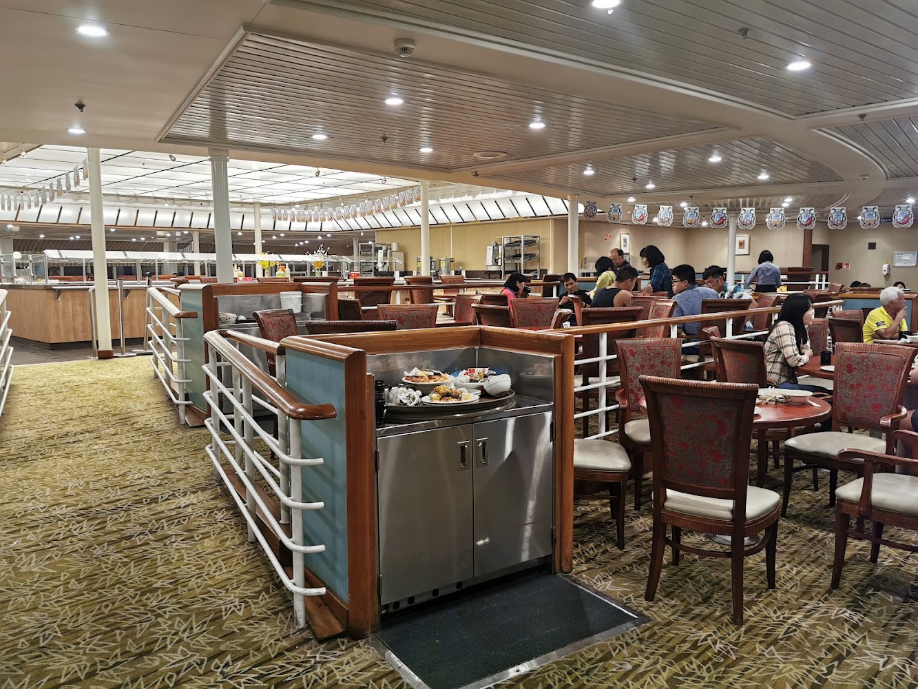自助餐廳內部多人用餐環境
