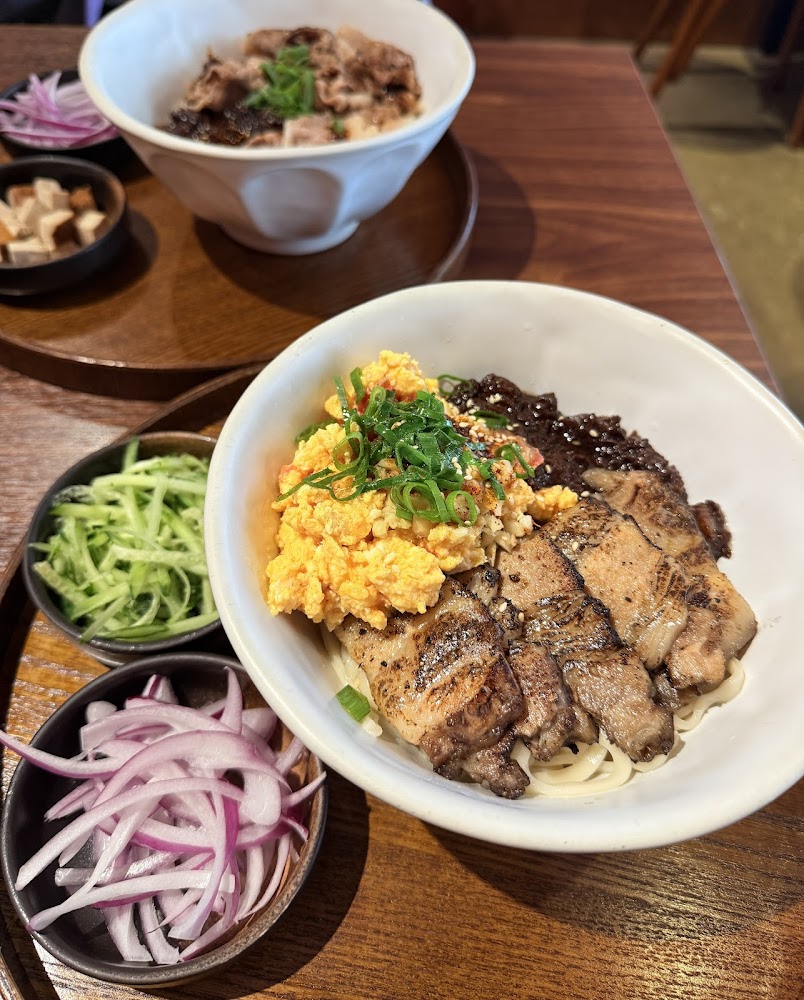 王李氏炸醬麵燒肉炸醬麵近拍與配菜