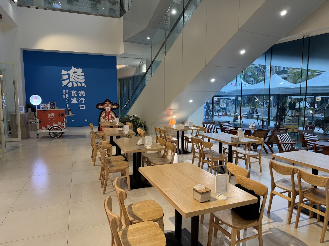 漁行口食堂寬敞明亮座位區