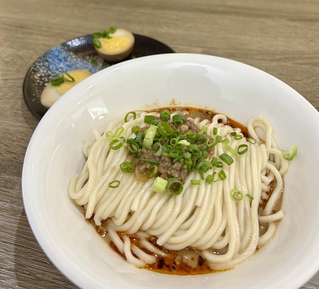 老杭家紅油拌麵與滷蛋近拍