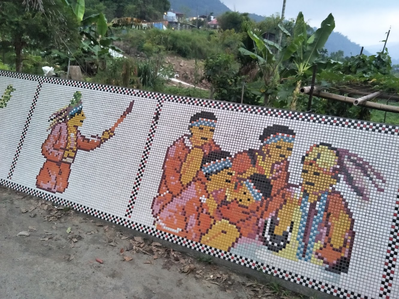 馬賽克拼貼壁畫描繪原住民人物與農村景觀