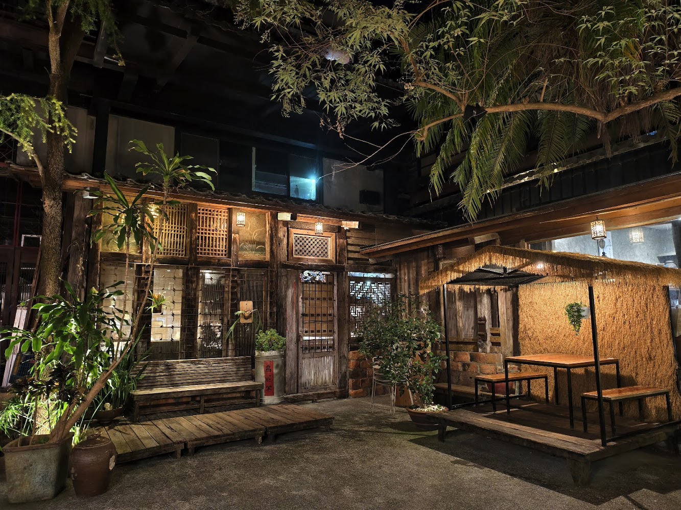 復古風格戶外庭院，有木造房屋與綠色植物