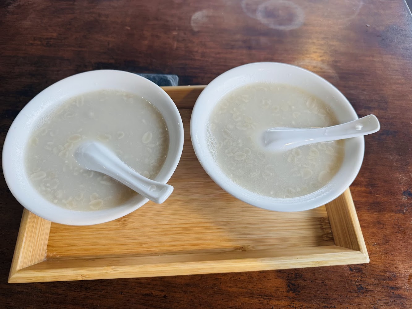 美好花生托盤上的兩碗甜湯