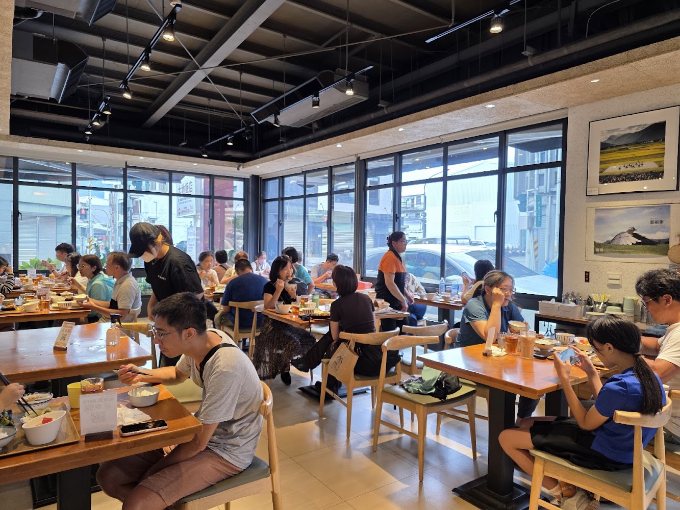明亮寬敞的餐廳用餐區，許多顧客正在享用餐點
