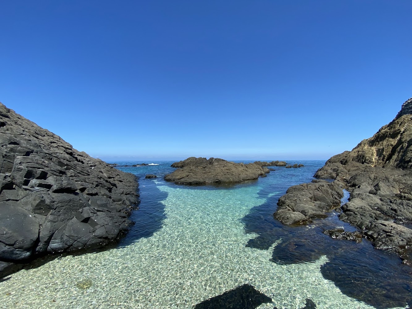 目斗嶼清澈海水與岩岸