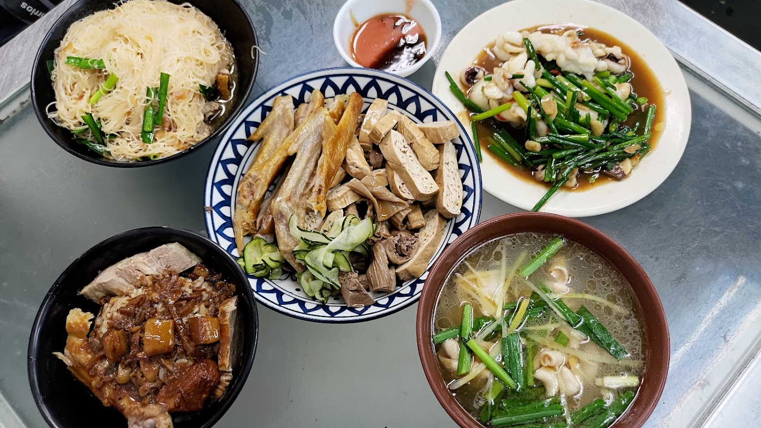 一桌包括鴨肉拼盤米粉與滷肉飯的台式料理