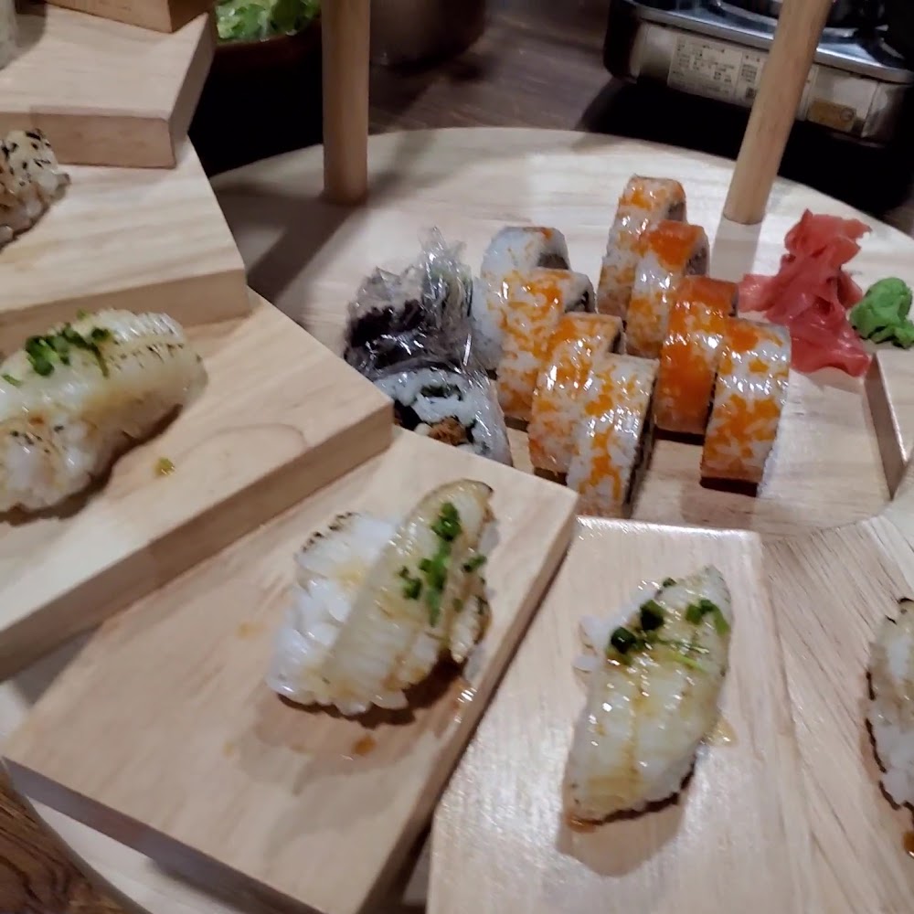 小料理食事處的壽司與卷壽司擺放在木質階梯上，視覺精緻