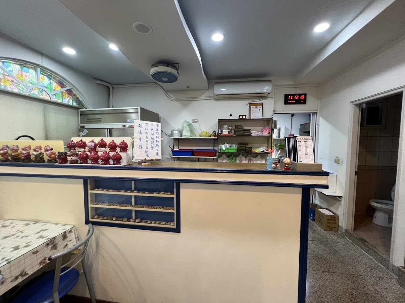 增享美食町櫃檯與店內一角
