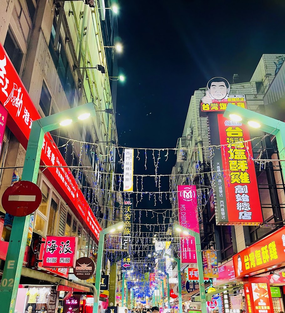 西門町夜間商業街景，五光十色的招牌充滿繁華感。