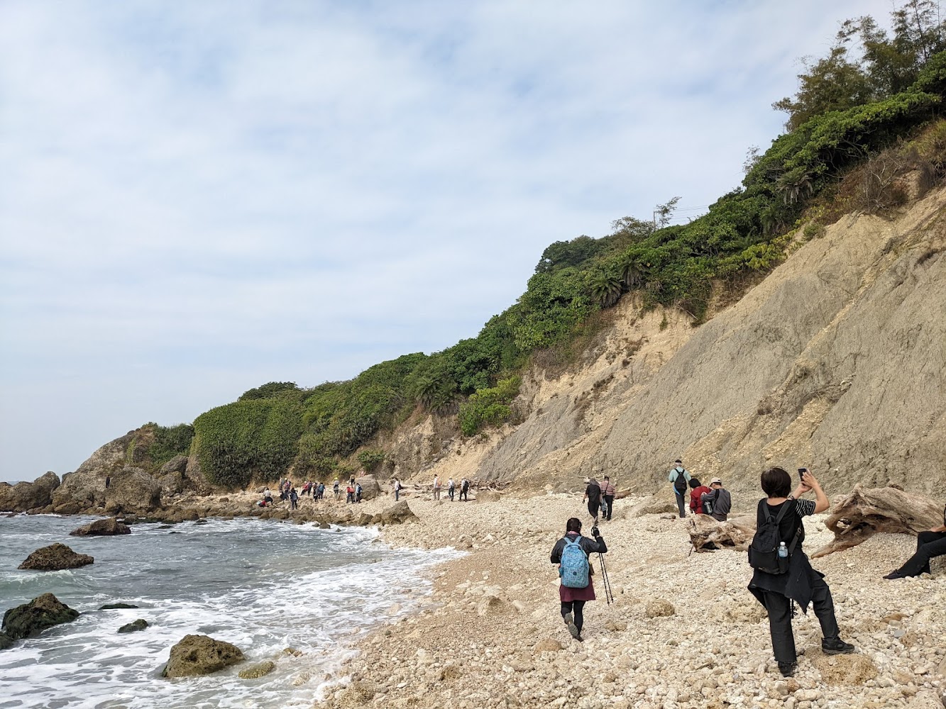 柴山阿朗壹海岸礫石灘與遊客漫步