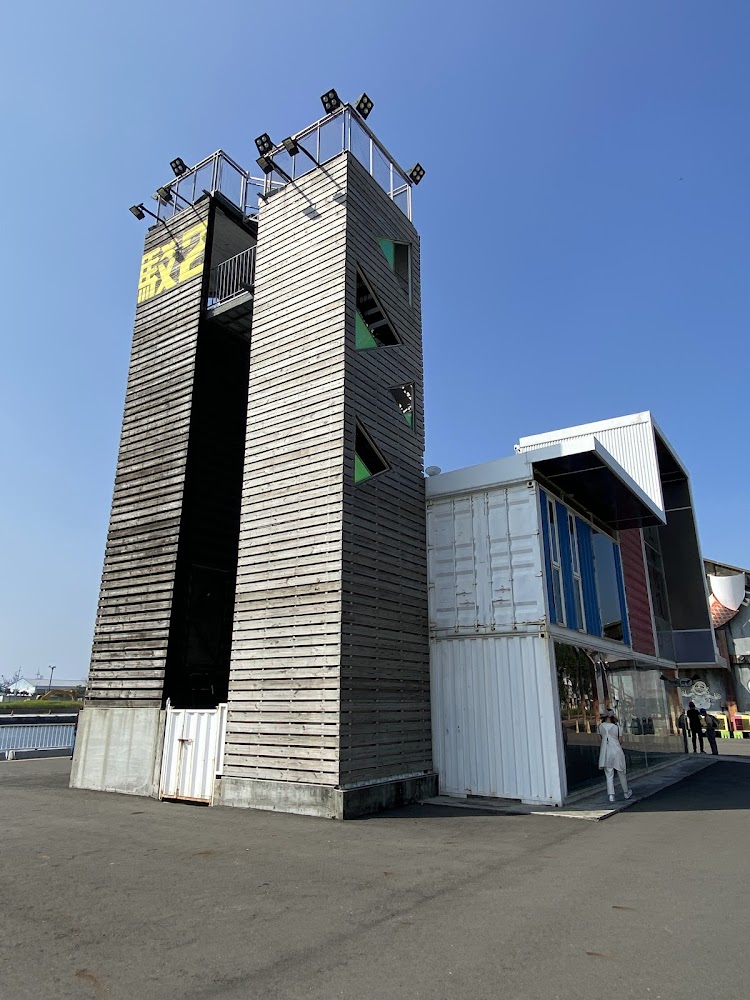 駁二塔與貨櫃風建築外觀