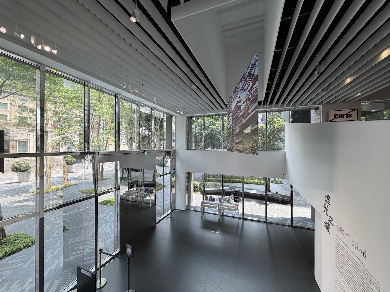 忠泰美術館玻璃大廳與自然採光