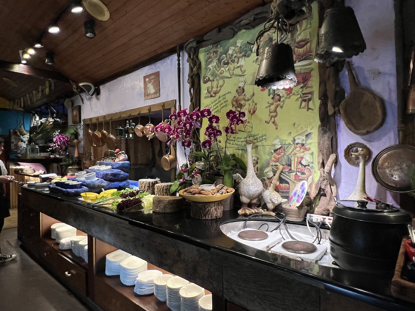 溫馨裝飾的自助餐檯與湯鍋