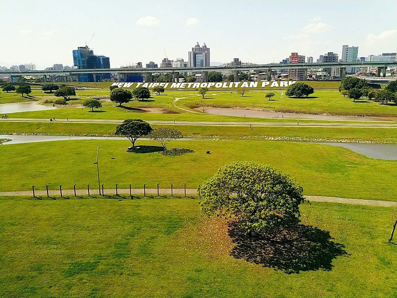 三重河堤園區親水廣場草地與河岸景觀