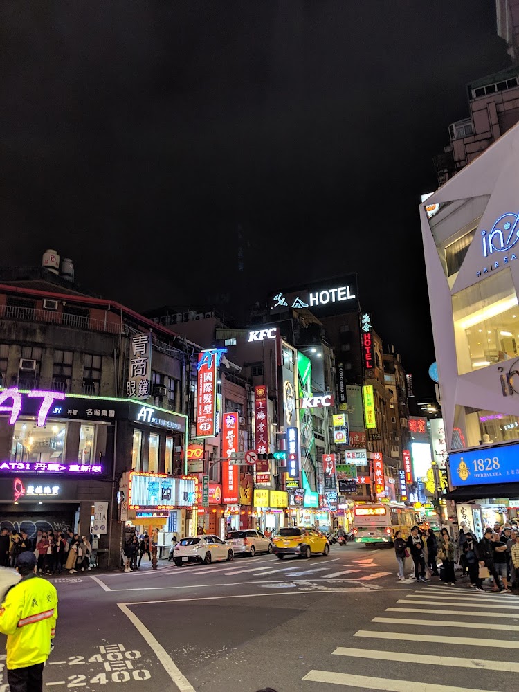 招牌密集的繁華夜晚都市街頭與KFC等店家
