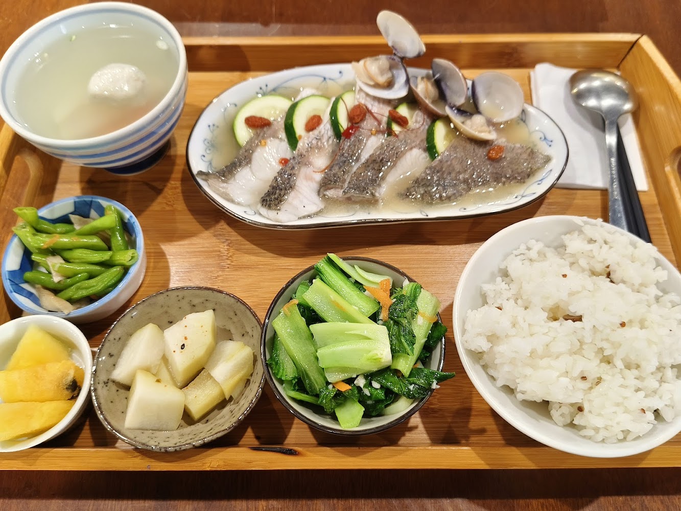 意滿漁清蒸魚片與蛤蜊套餐