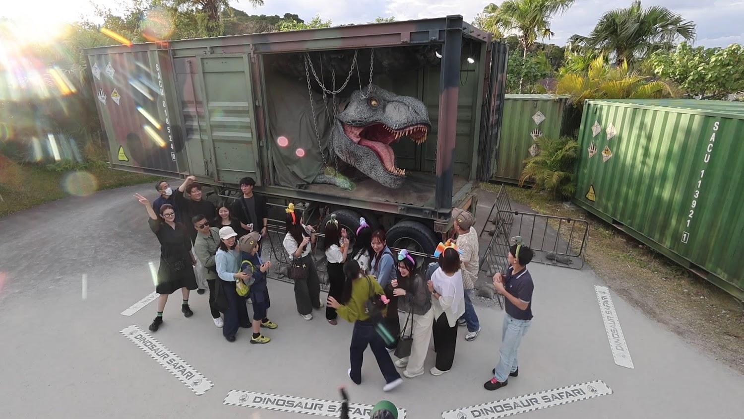 DINOSAUR SAFARI貨櫃恐龍頭拍照區