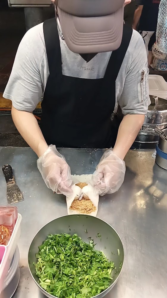 西門夜市小吃攤包潤餅畫面