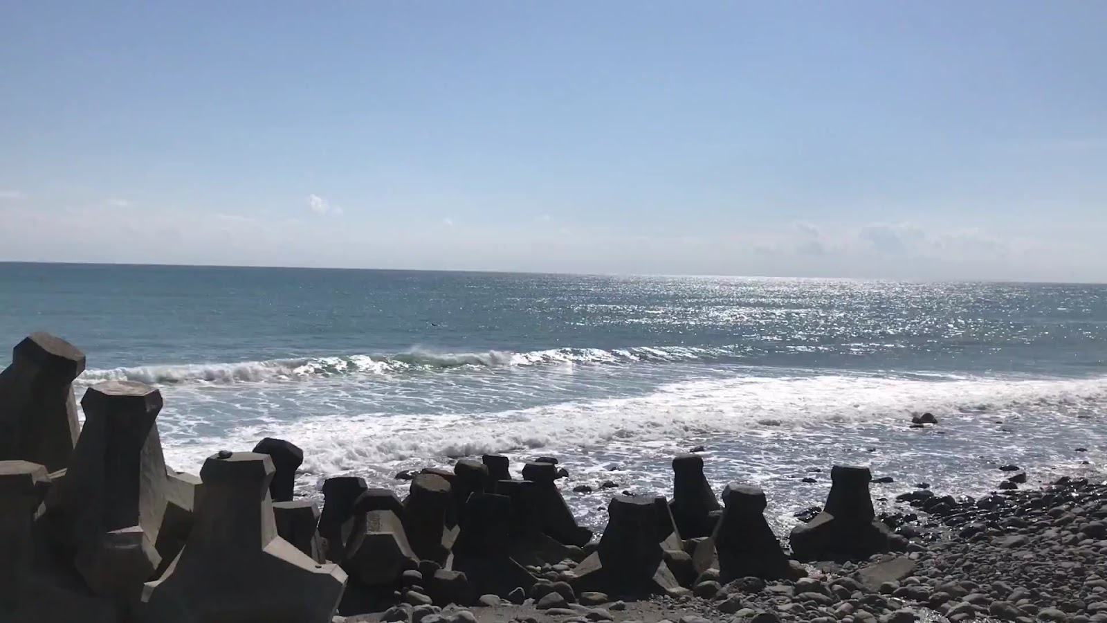 花蓮鹽寮海岸消波塊海浪景