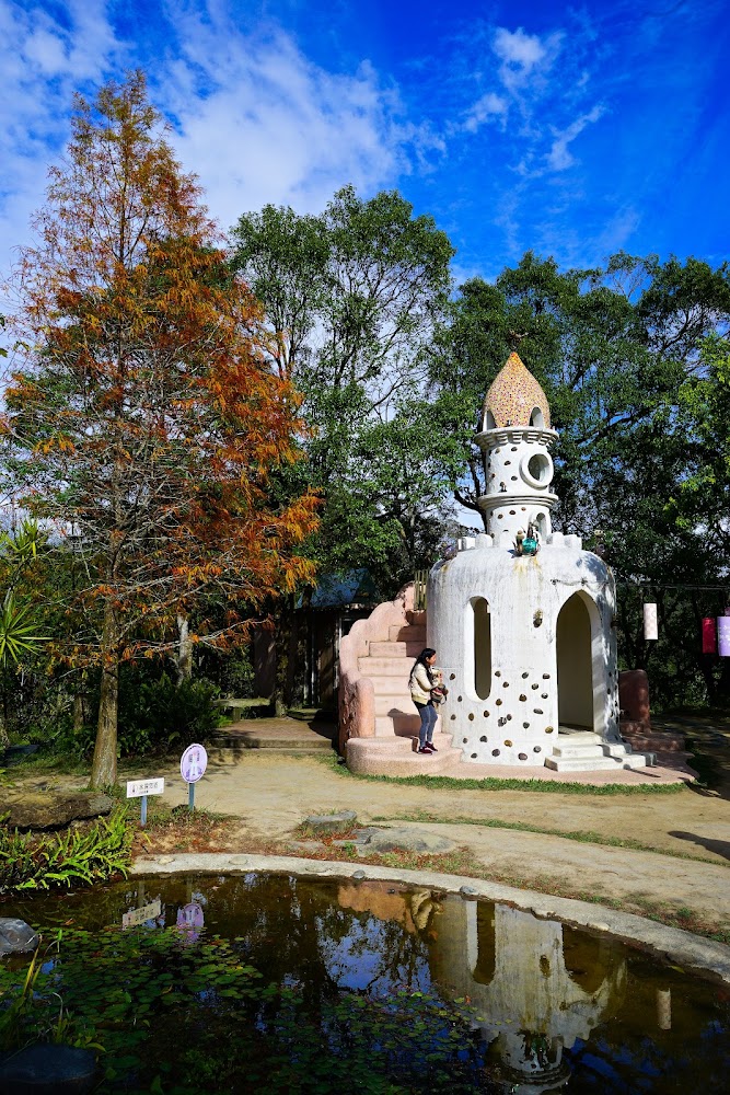天空之城白色建築與池塘景觀
