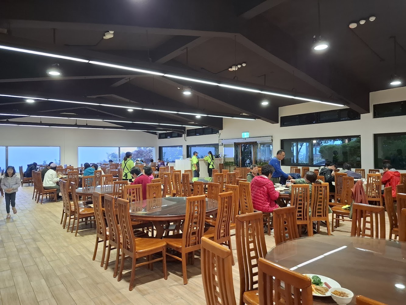 太平山莊餐廳寬敞明亮室內與用餐人潮