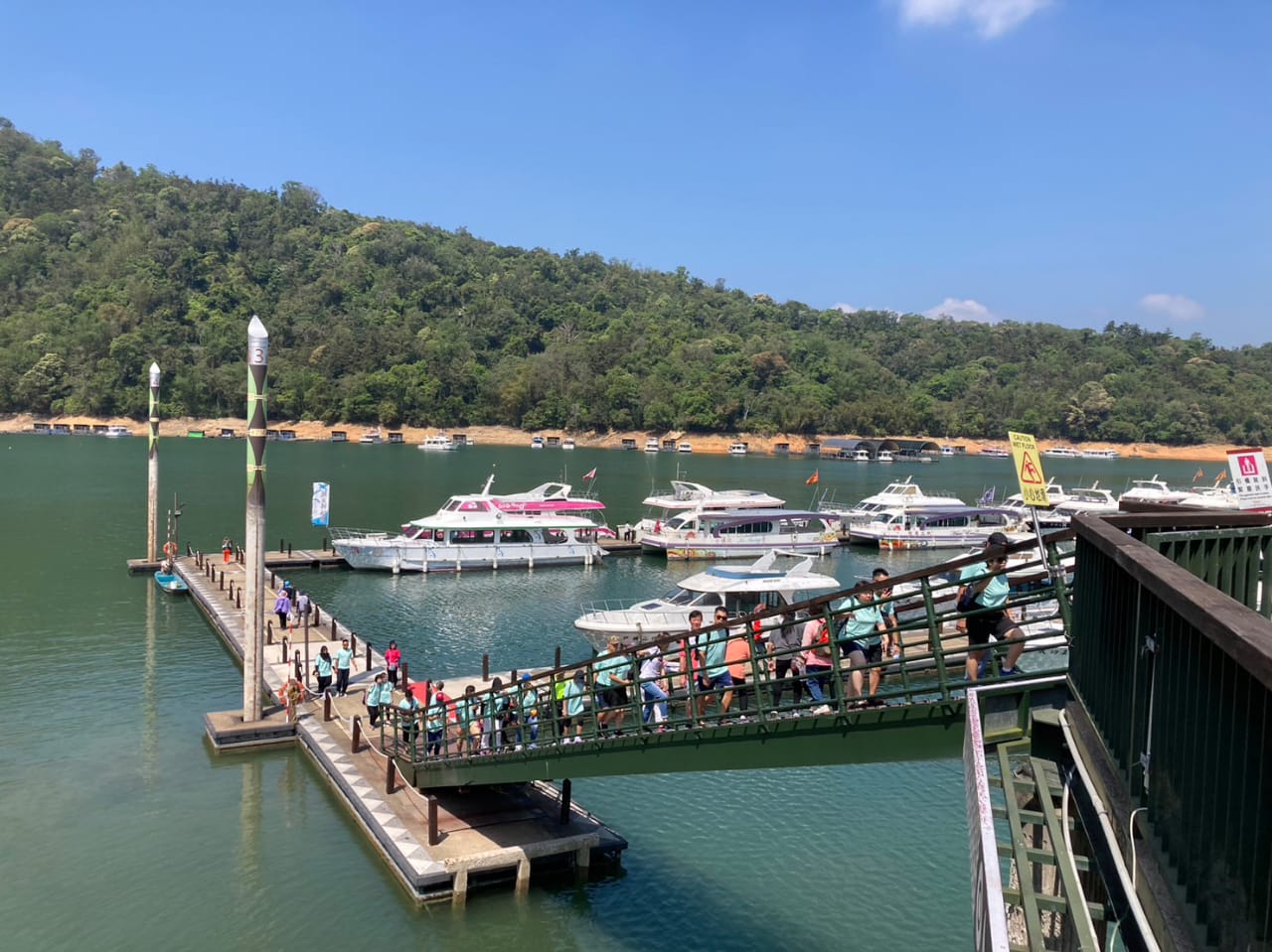 遊客走在碼頭與斜坡橋上欣賞湖景