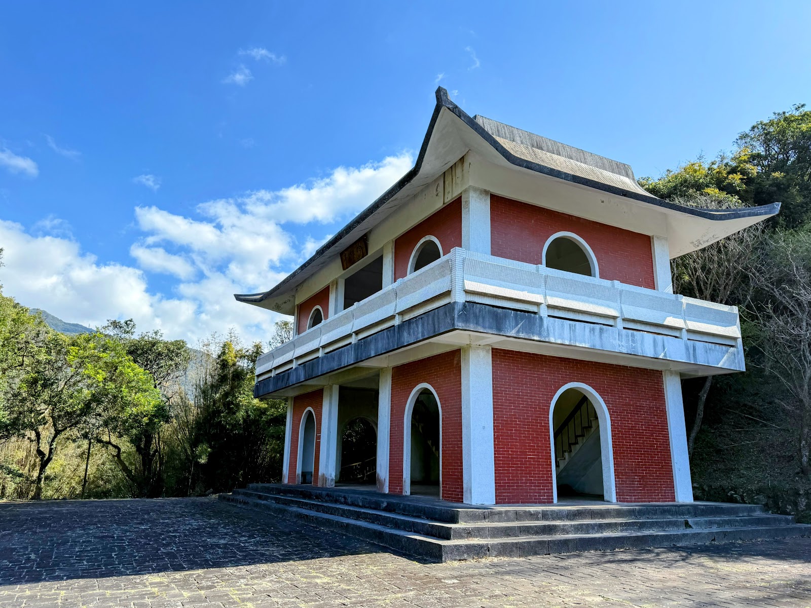 梅庭主建築正面，磚造基座搭配木造上層，台日融合的歷史建築風格