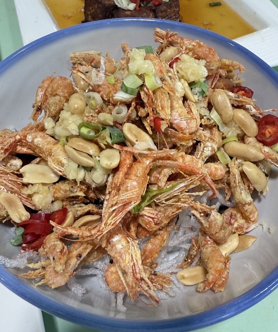 油炸小蝦搭配花生蔥花蒜末與辣椒