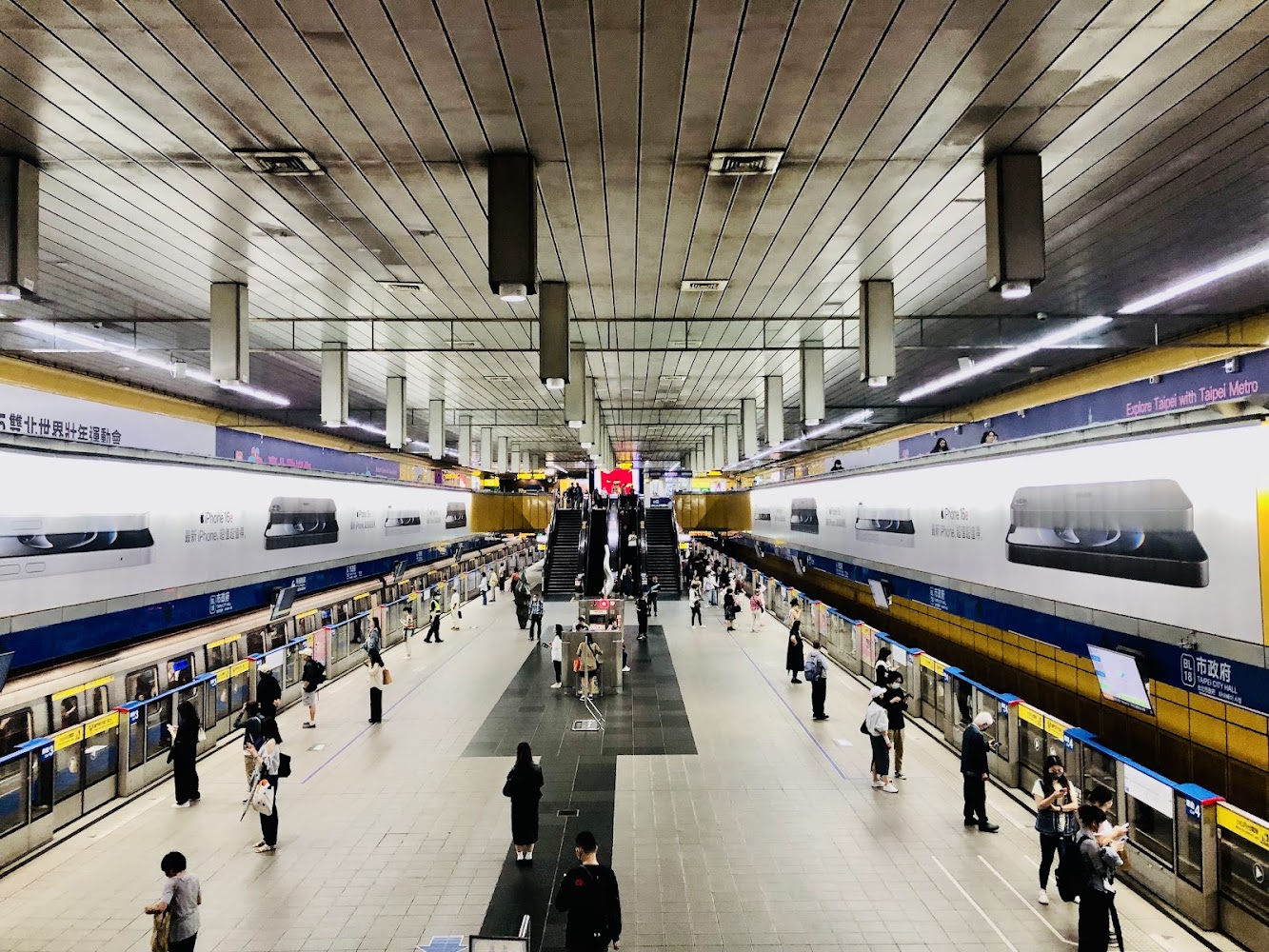 市政府站月台與候車旅客
