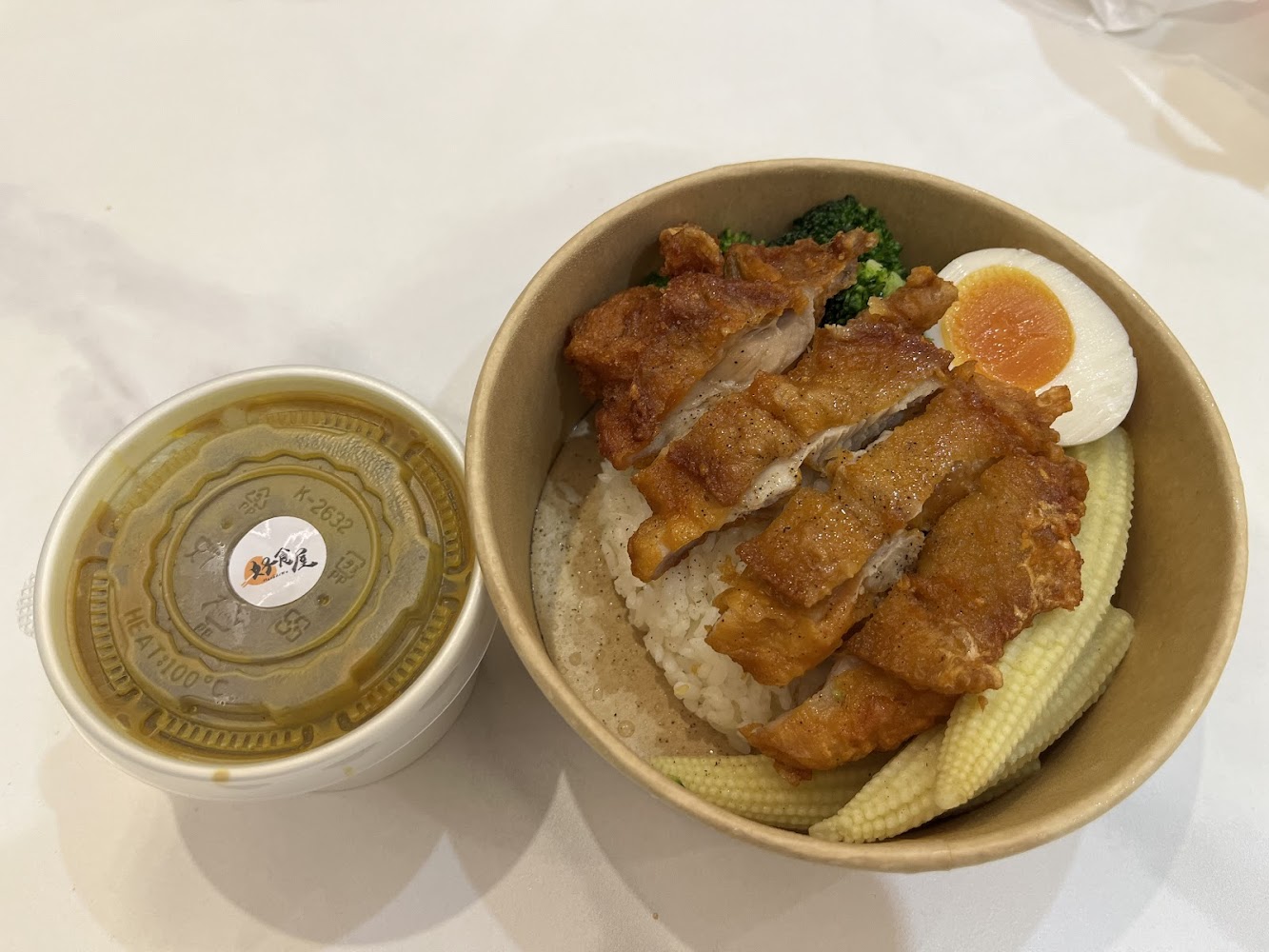 好食屋炸雞排飯搭配蔬菜與糖心蛋