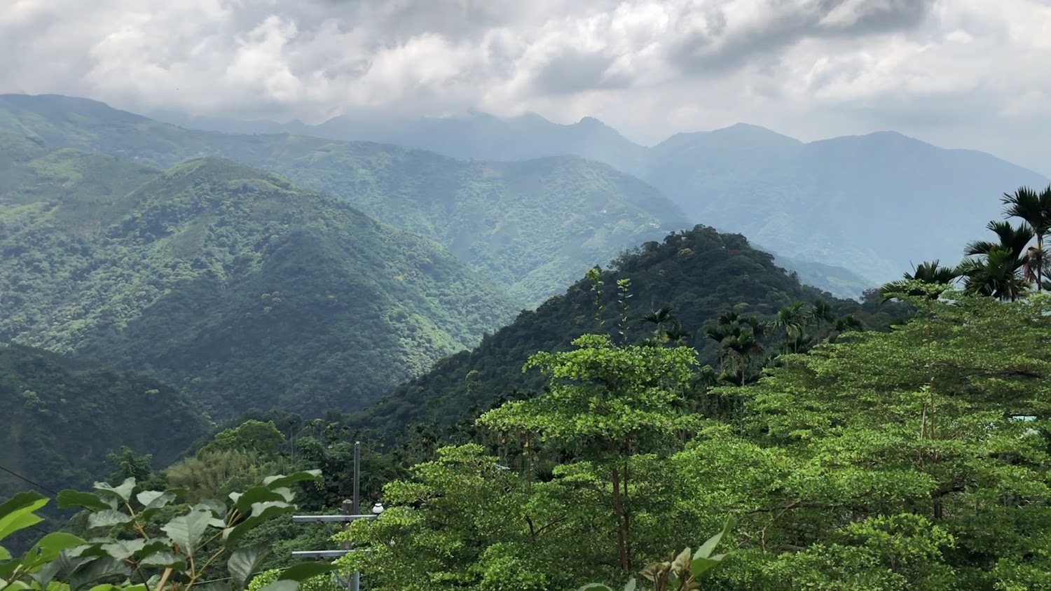 獨立山綠色山巒與雲霧景色