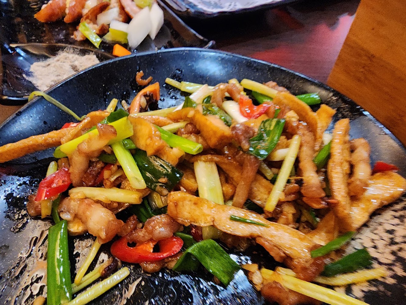 熱炒肉類料理與蔥辣椒搭配