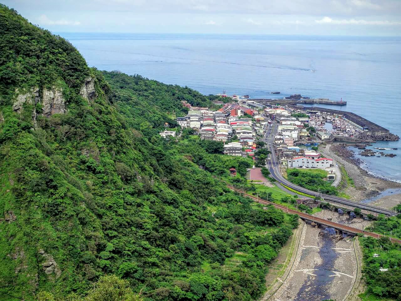 山海環抱的大溪漁港小鎮景觀
