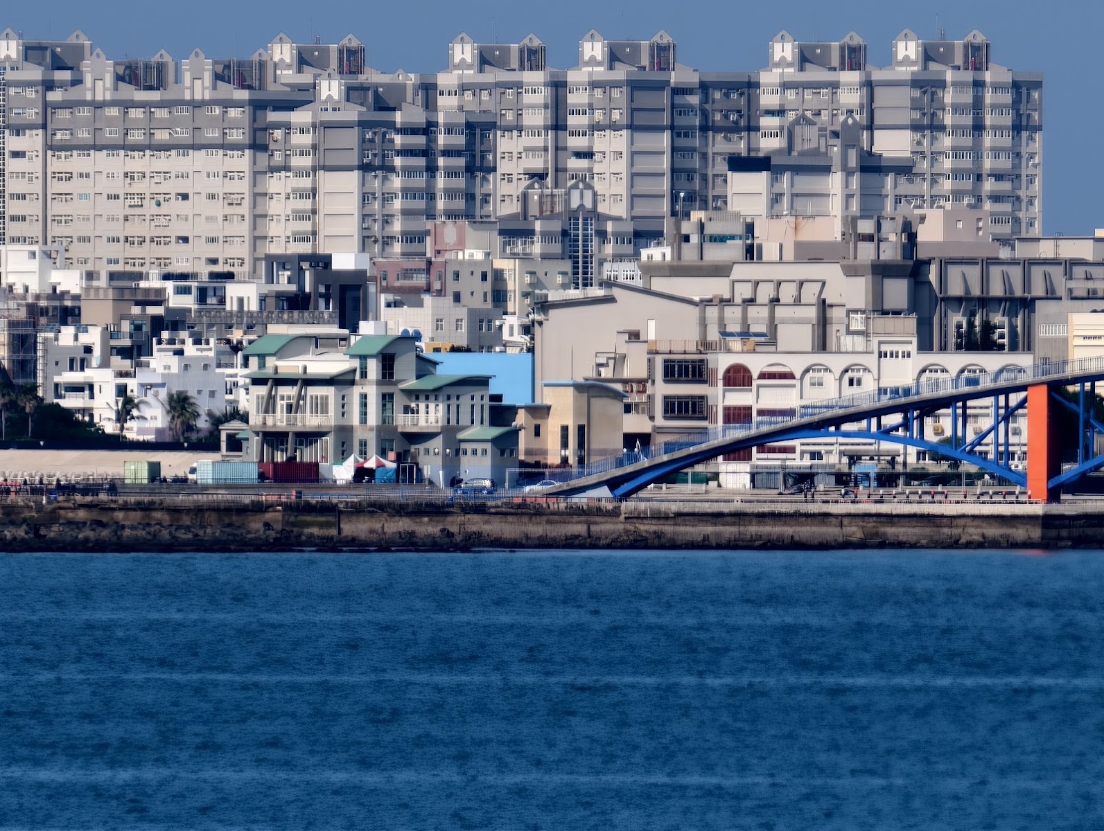從海面遠眺馬公市區西瀛虹橋橘藍橋身澎湖景色